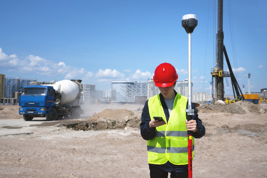 Profesional de obra consultando el móvil en la construcción